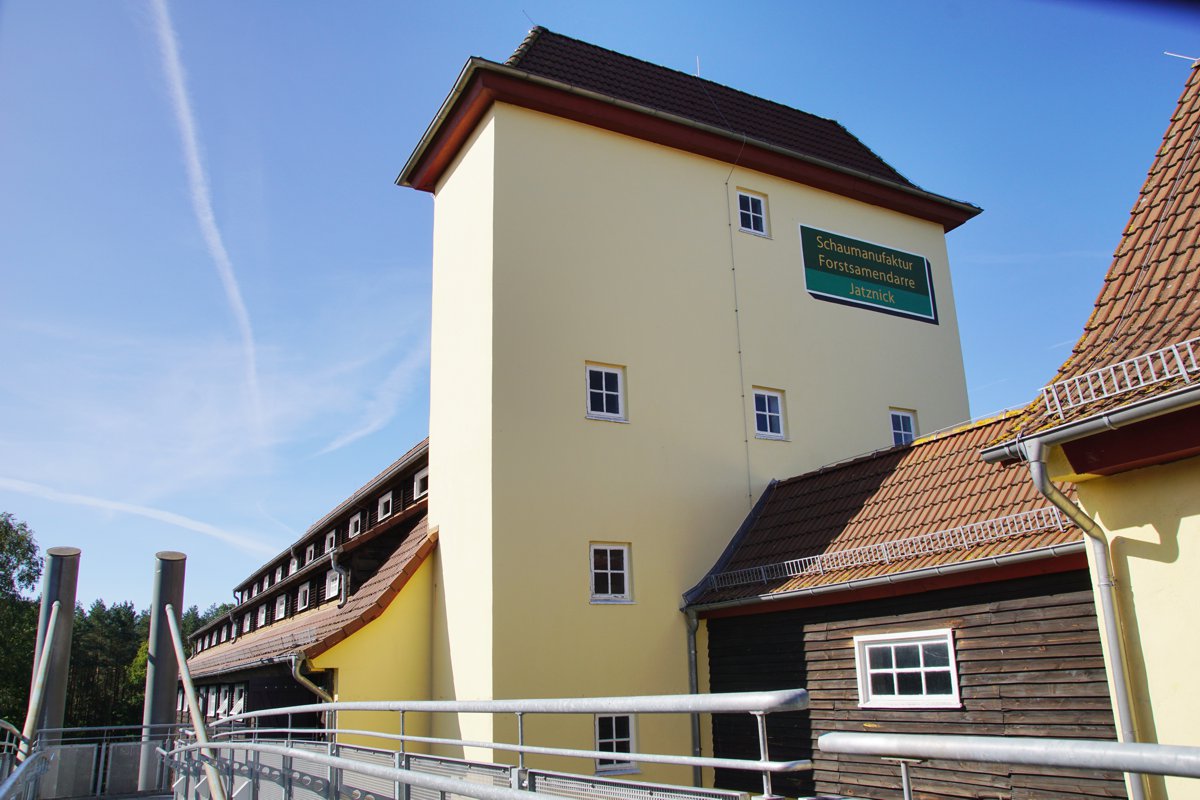 Altes Gebäude der Samendarre betrachtet von der modernen Stahlbrücke